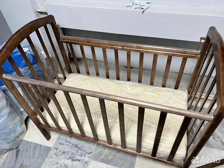 Кроватка детская с маятником