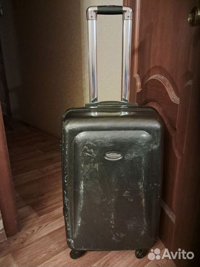 Чемодан размер М пластик на 4 колесах