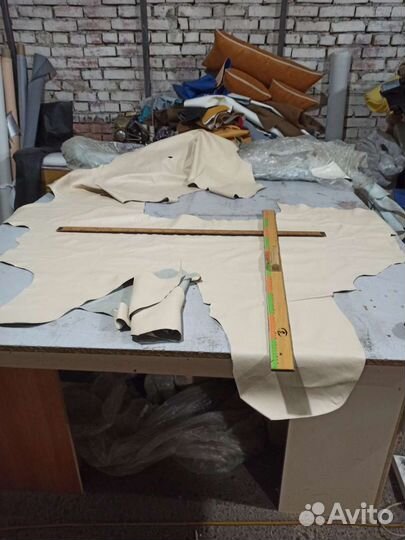 Остатки натуральной бежевой кожи