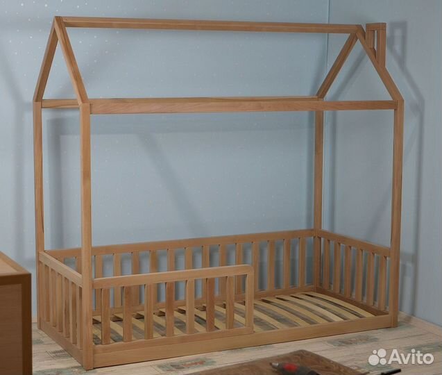 Кровать домик из массива бука