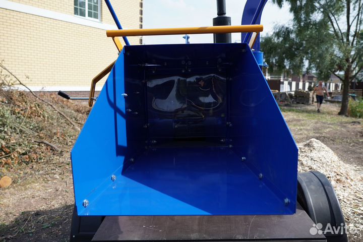 Дробилка/щепорез для дерева на прицепе