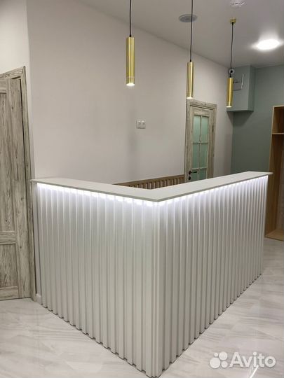 Ресепшен белый с рейками и подсветкой