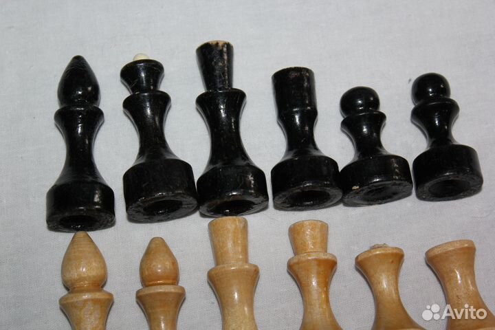 Шахматные фигуры, игровые кубики и фишки