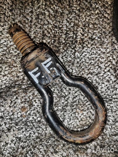 Буксировочный крюк Ford Focus II