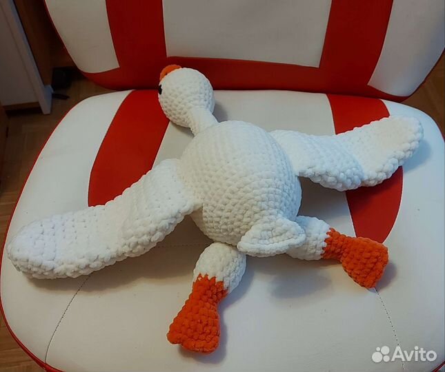 Гусь обнимусь вязаный