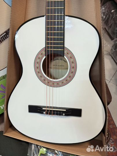 Белая гитара 3/4 Мартин Ромас полный комплект