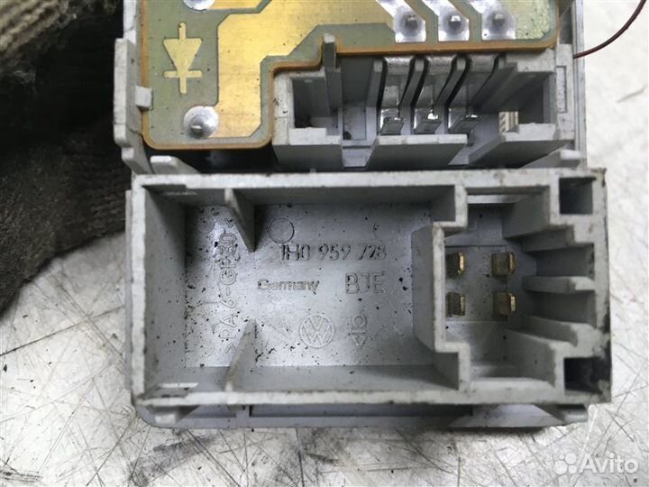 Кнопка люка Volkswagen Golf Iii/Vento (1991-1997)