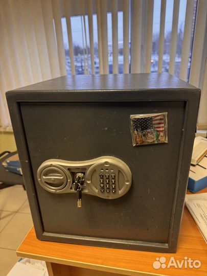 Сейф с электронным замком
