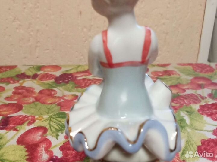Статуэтки фарфоровые