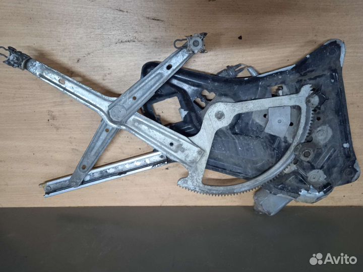 Стеклоподъёмник передний правый BMW 7 E32 бмв е 32