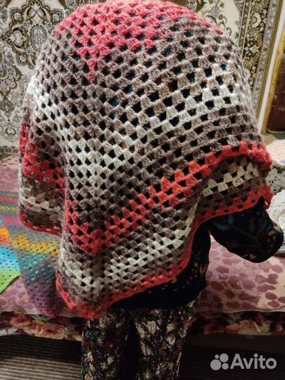 Ажурная шаль ручной работы