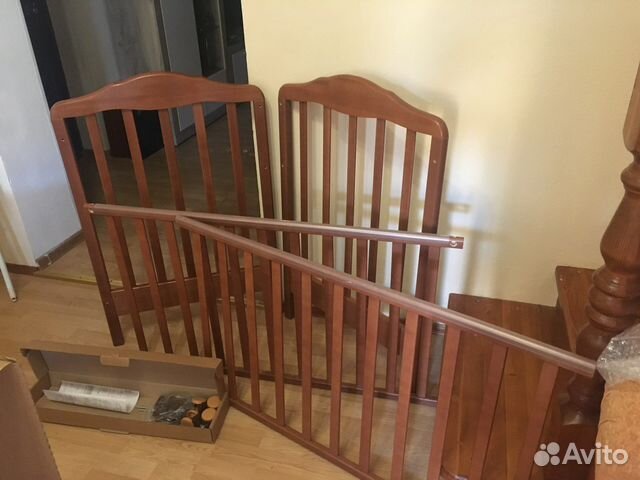 Детская кроватка с маятником