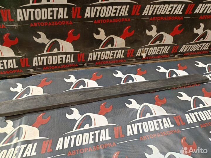 Молдинг двери передний левый Volkswagen Passat B5