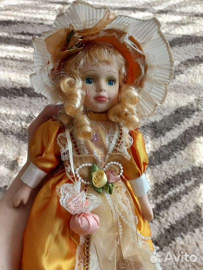 Кукла фарфоровая