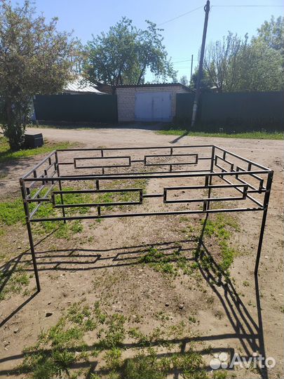 Оградки на кладбище, лавочки, столики, кресты