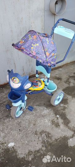 Прогулочная коляска и трёхколёсный велосипед