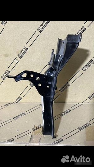 Стойка замка капота Toyota Fortuner 2015-2023