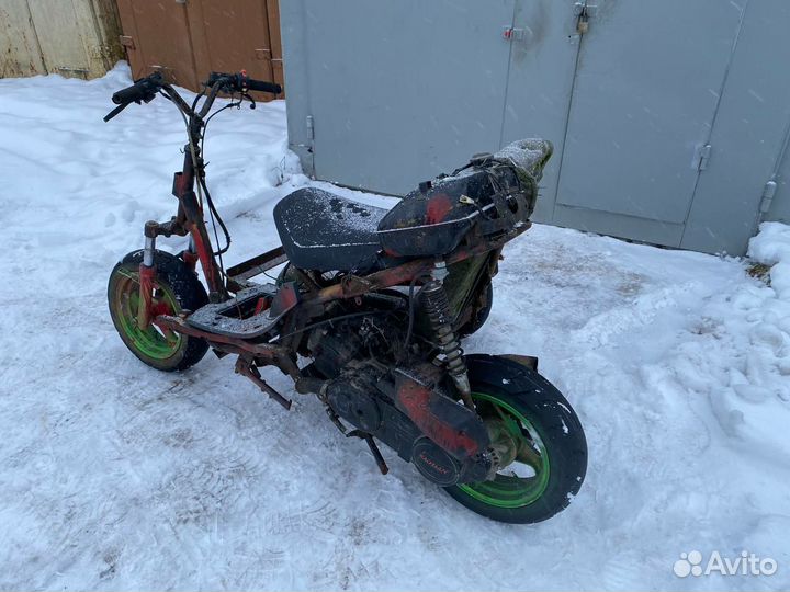 Зимний скутер с боковым прицепом на ходу