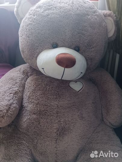 Большой плюшевый медведь