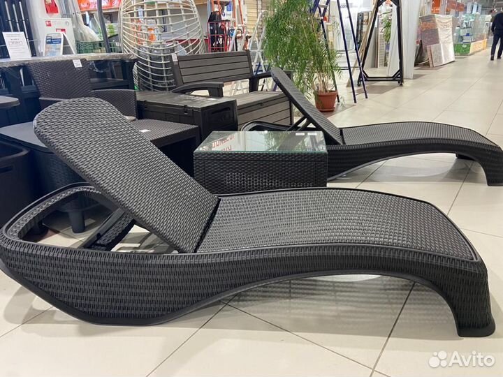 Шезлонг пластиковый