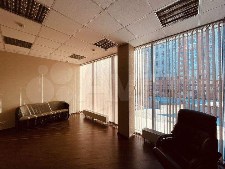 Офис с витражным остеклением, 12 м²