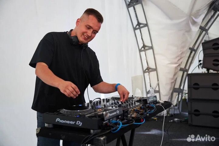 Диджей со своим звуком и светом