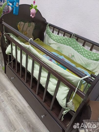 Детская кроватка с маятником