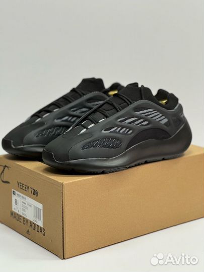 Мужские кроссовки Adidas Yeezy Boost 700 v3