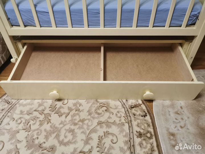 Детская кроватка с продольным маятником