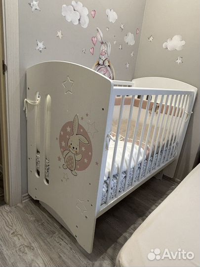 Детская кроватка с маятником