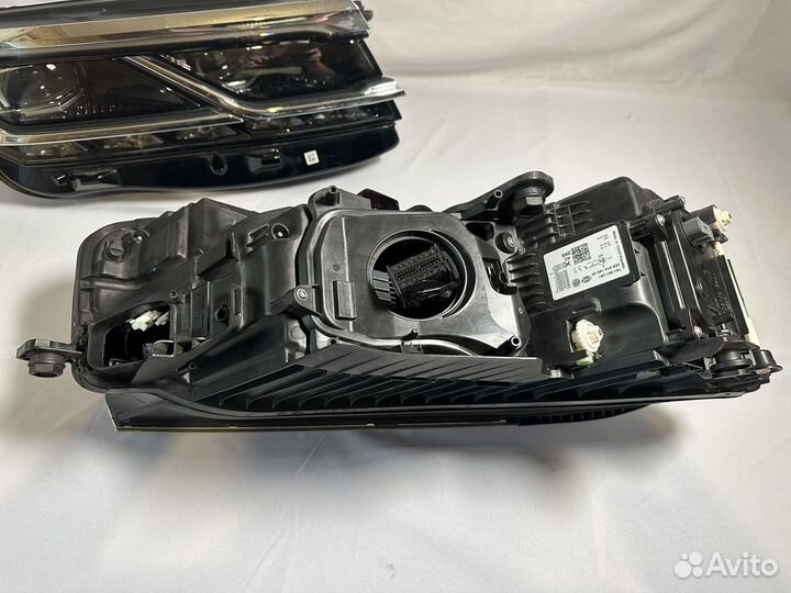 Фара правая, левая VW Touareg 3 Matrix 761941082