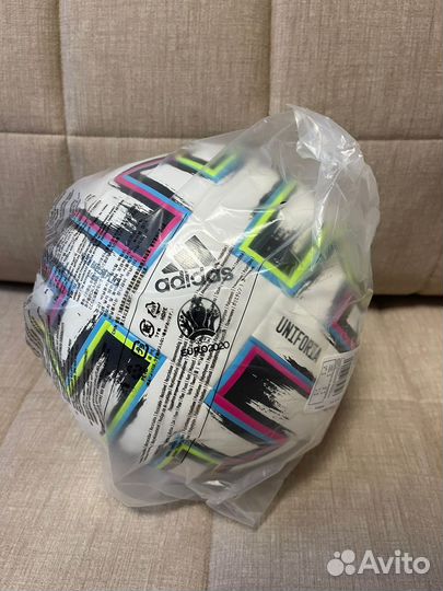 Футбольный мяч adidas uniforia