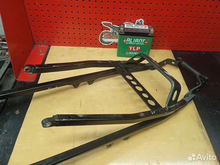 Yamaha R1 2002-2003. Подрамник