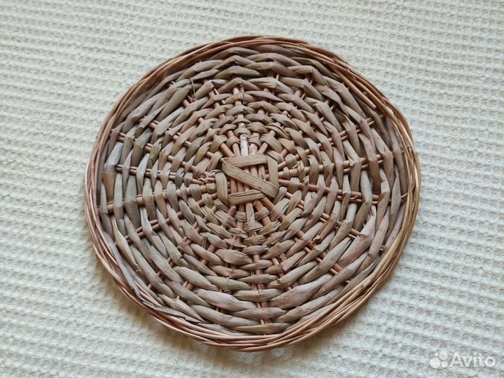 Круглое плетёное панно и клубочки