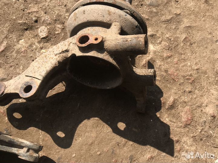 Поворотный кулак правый,левый кия сид 2007года