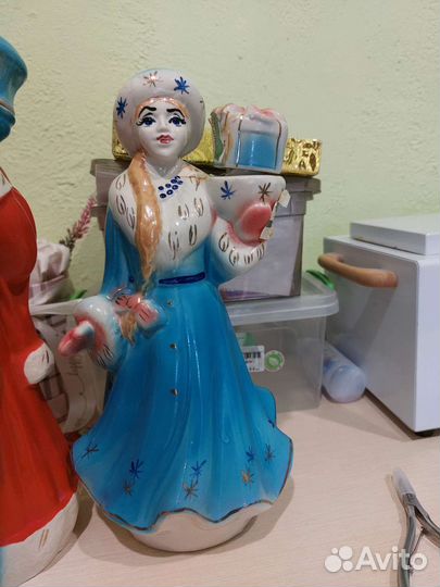Фарфоровые статуэтки дед мороз и снегурочка,штоф