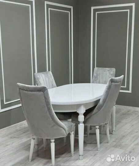 Кухонный стол и стулья в комплекте