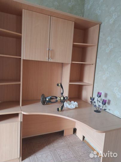 Компьютерный стол. 2 - кровати