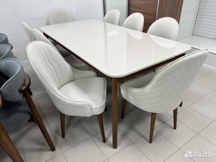 Стол и стулья