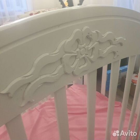 Детская кроватка с маятником и ящиком