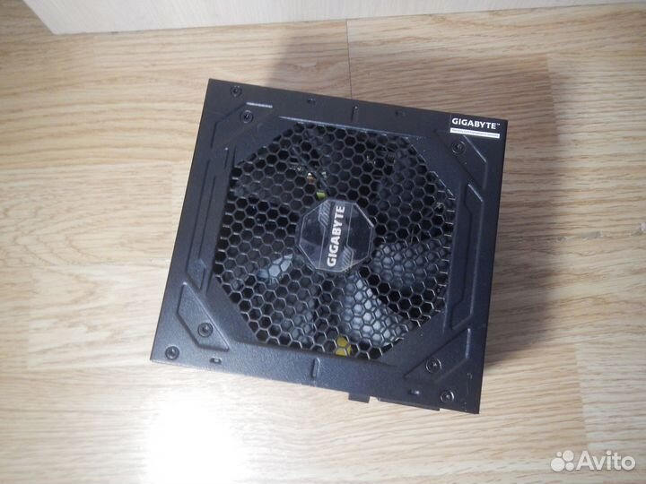 Gigabyte P1000GM, 1000 Вт, 80+ Gold