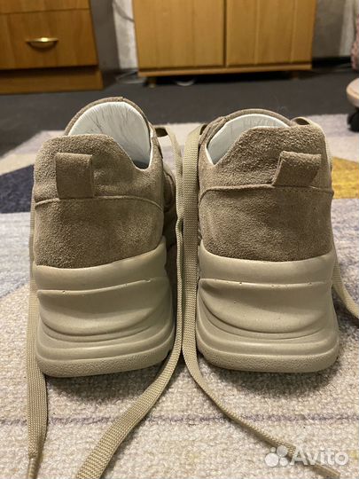 Кроссовки женские