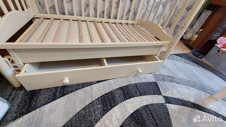 Детская кроватка с маятником