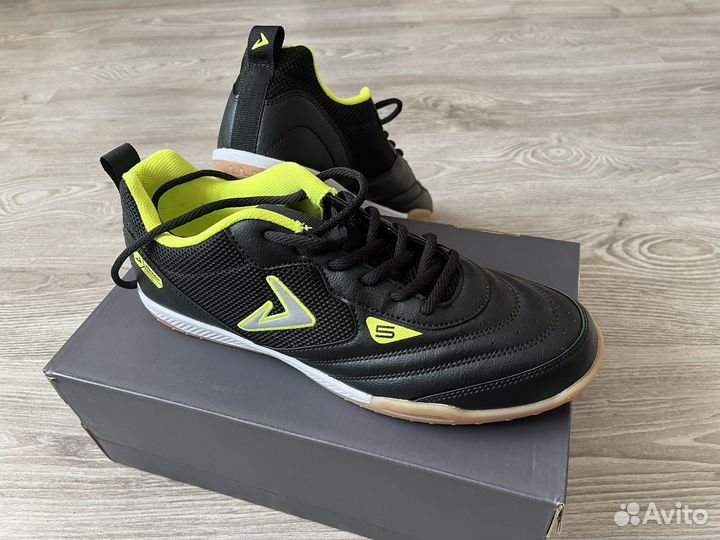 Кроссовки футзалки Новые Demix