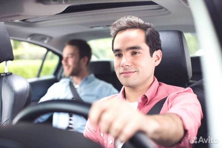 Водитель с легковым авто