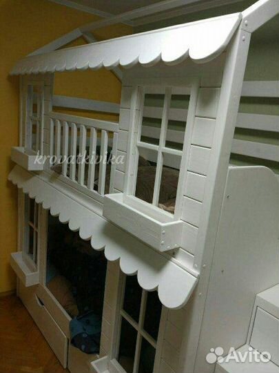 Двухъярусная кровать домик с лестницей комодом