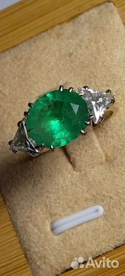 Золотое кольцо с изумрудом Урал и муассанитами