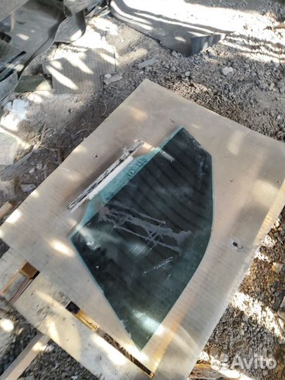 Стекло передней правой двери Mercedes W210