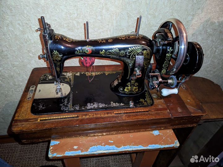 Швейная машинка Заря