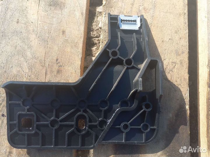 Кранштейн центральной консоли левый джетта 6